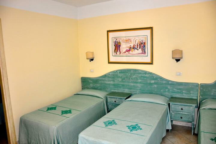 Room 5 of 16