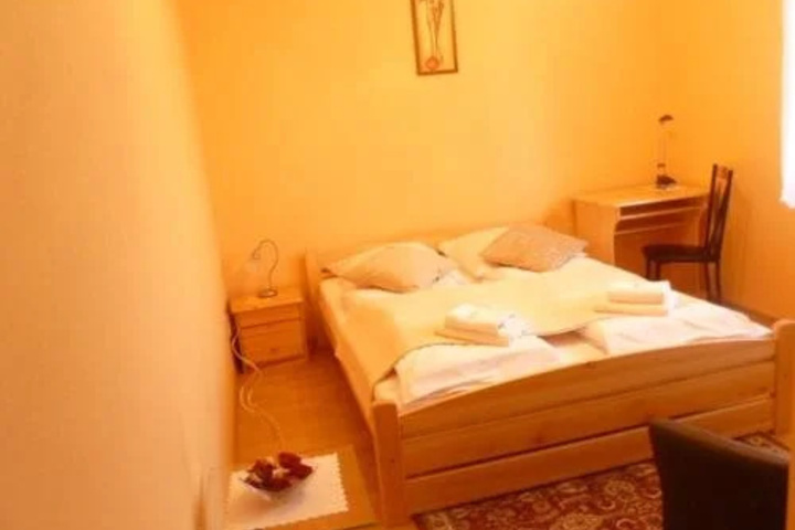 Room 5 of 11