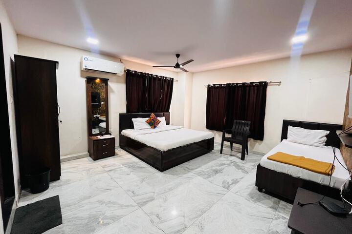Room 5 of 12