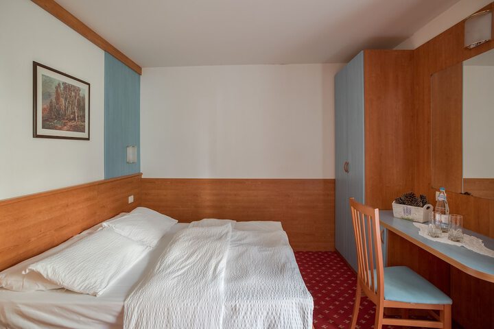 Room 4 of 43