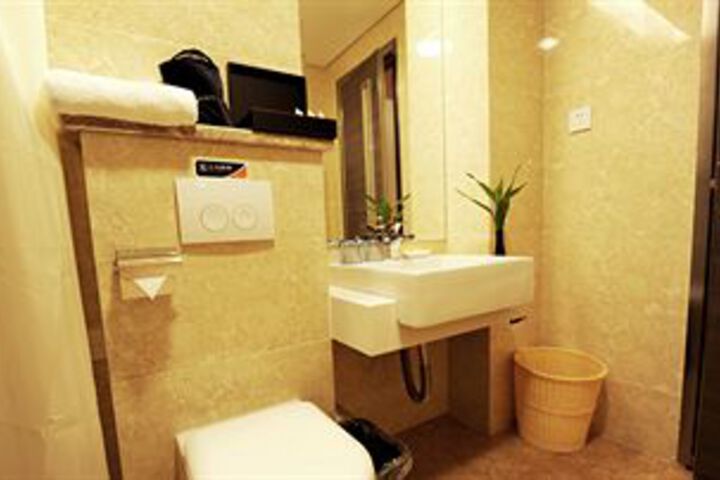 Room 4 of 48