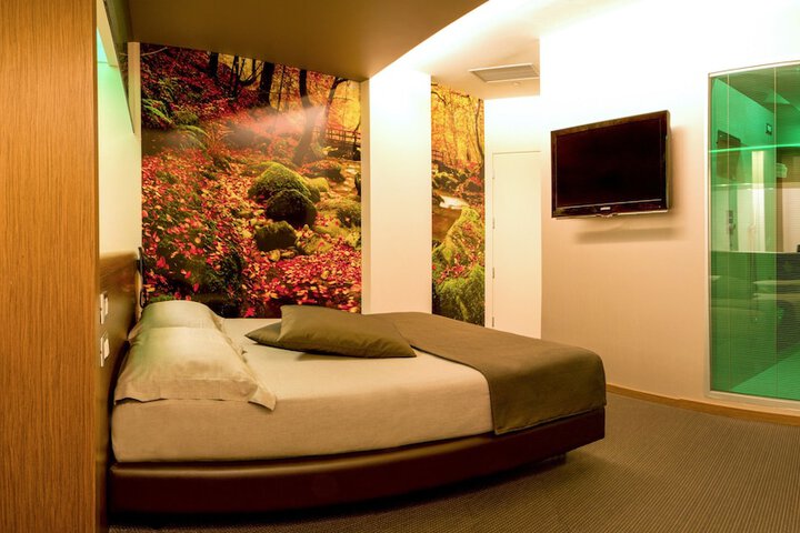 Room 13 of 95