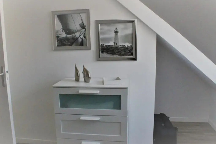 Room 4 of 9