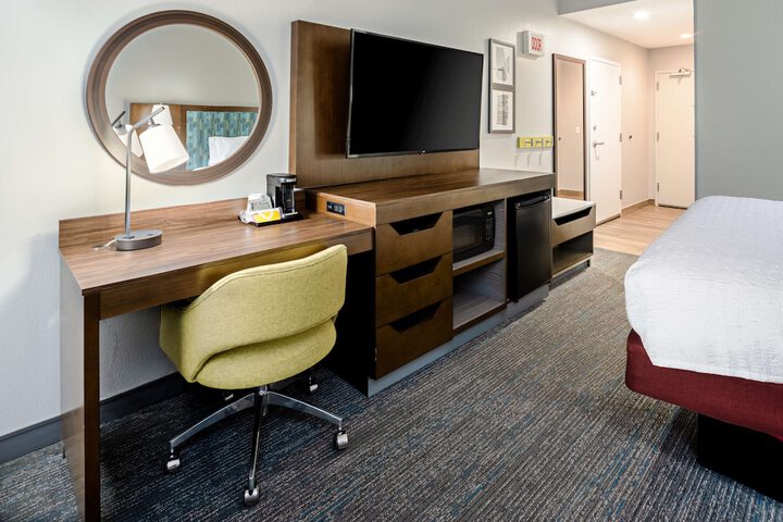 1 King Bed Study with Sofa Bed (9 of 26)