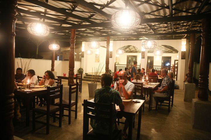 Dining 18 of 30