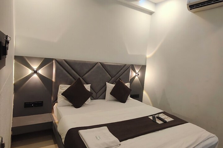 Room 5 of 20