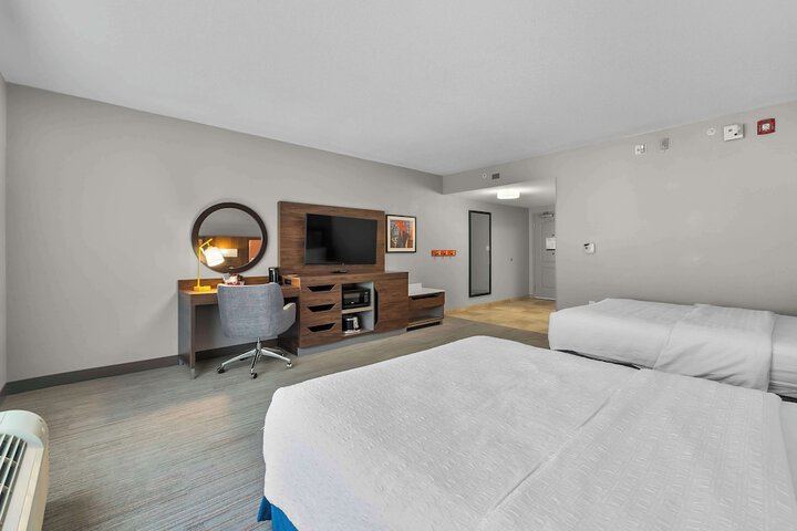 2 Queen Beds (7 of 13)
