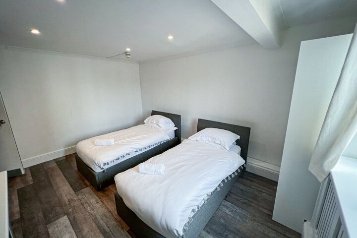 Room 9 of 18