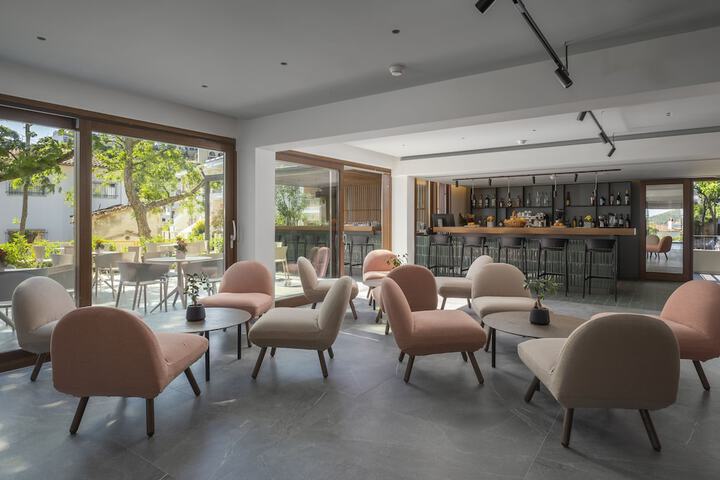 Lounge 41 of 55