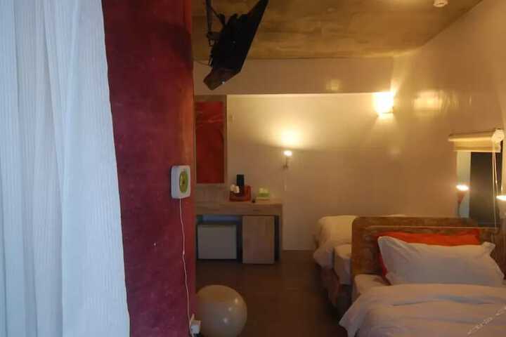 Room 25 of 82