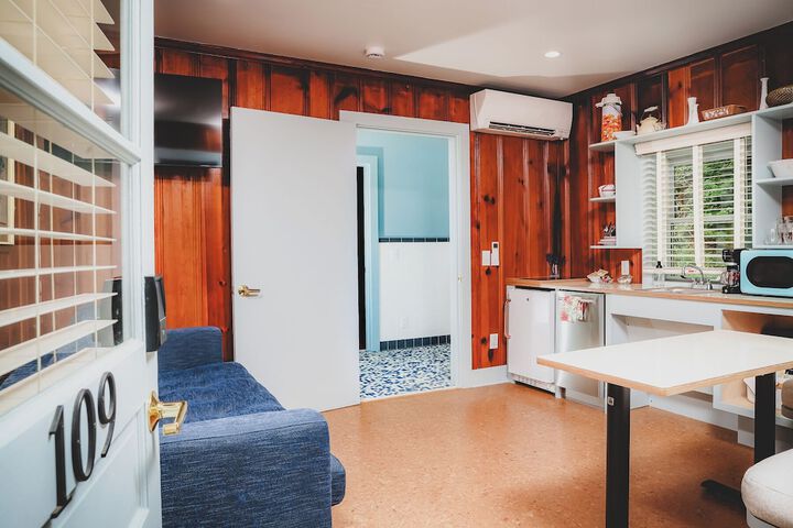 Room 9 of 102