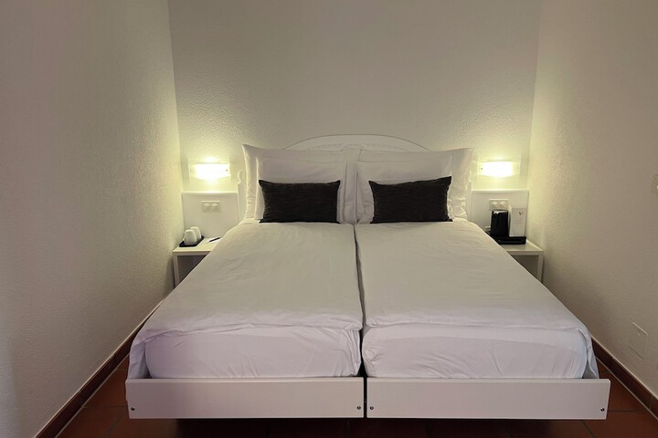 Room 9 of 39