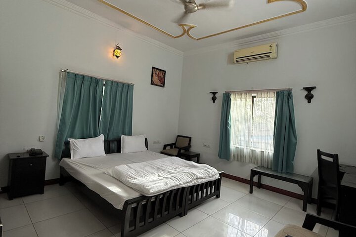 Room 4 of 9