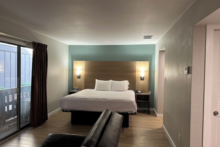 Room 21 of 38