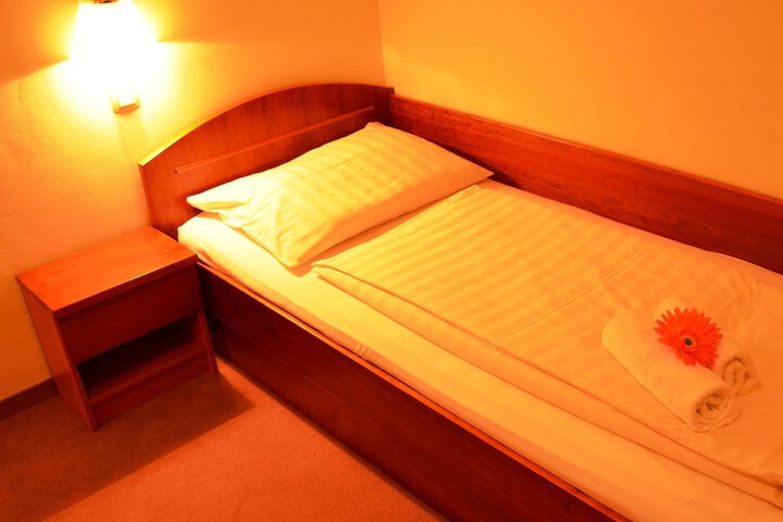 Room 6 of 101