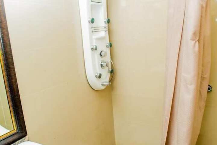 Room 9 of 16