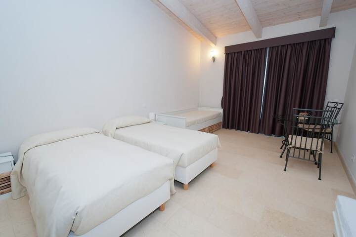 Room 6 of 12