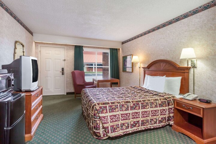 1 King Bed (9 of 11)