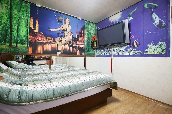 Room 14 of 20