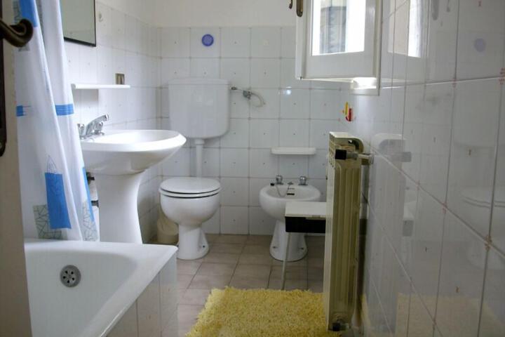Room 4 of 8