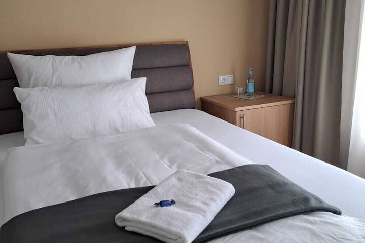 Room 4 of 27