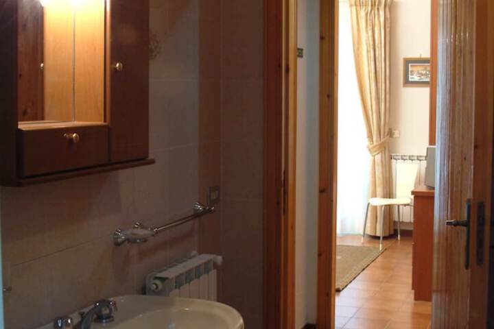 Room 6 of 9