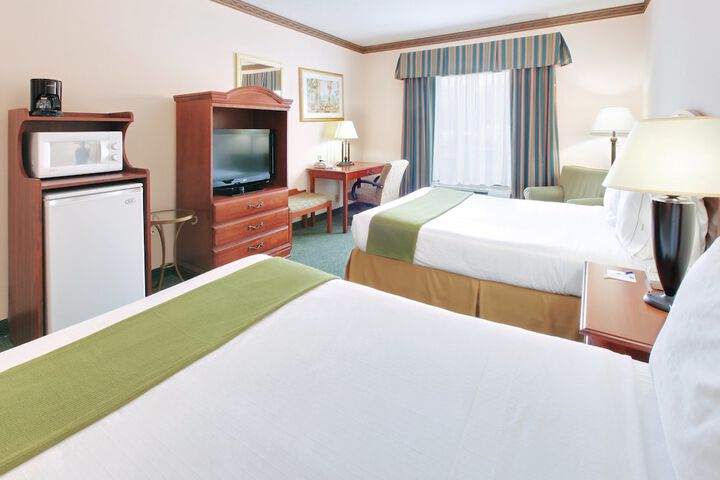 2 Queen Bed Hearing Mobility Accessible Tub (2 of 4)