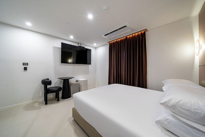 Room 6 of 27