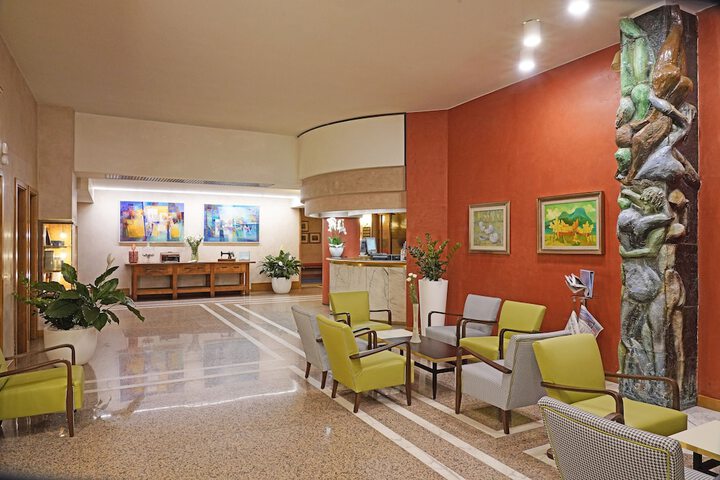 Check-in/check-out kiosk