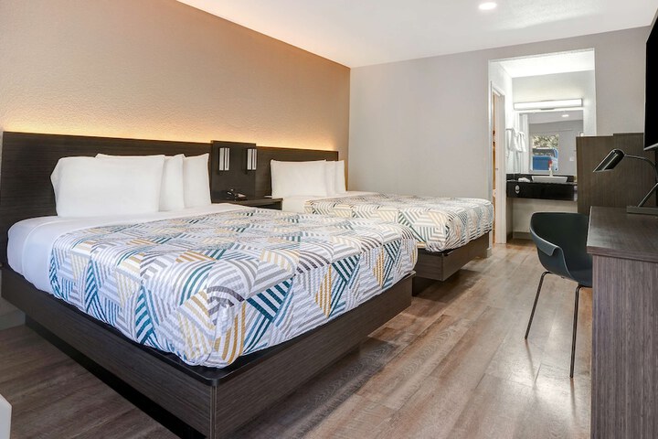 1 Queen Bed (8 of 15)