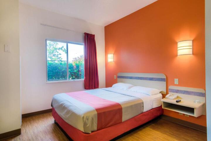 1 Queen Bed (8 of 10)