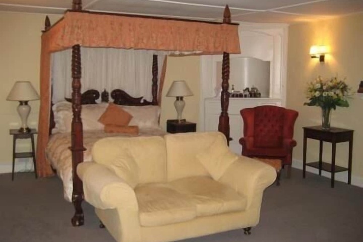 Room 2 of 8