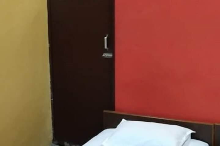 Room 10 of 16