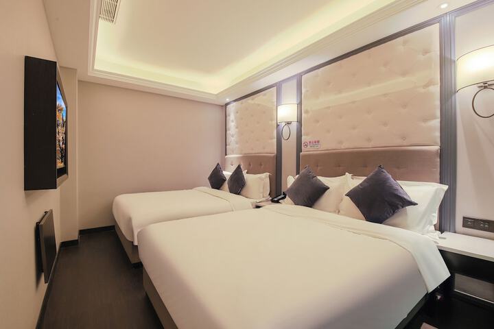 Room 8 of 23