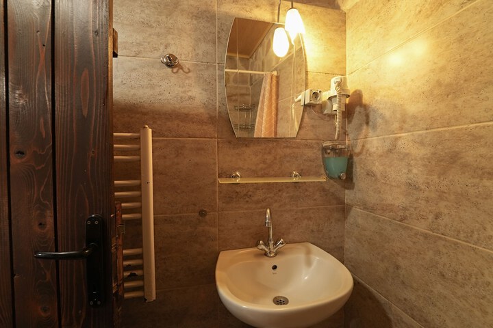 Room 27 of 140