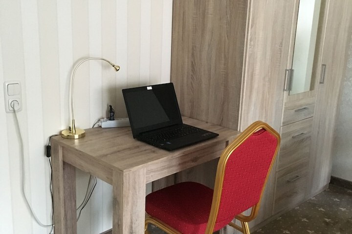 Room 3 of 27