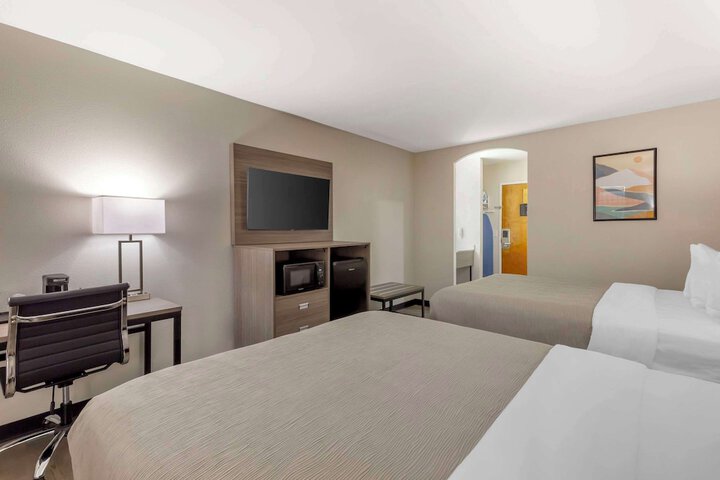 2 Queen Beds (3 of 17)