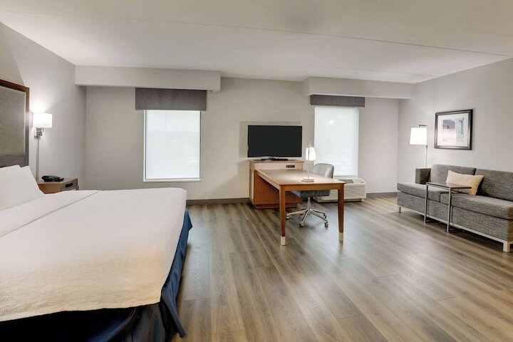 1 King with Sofa Bed Microwave, Refrigerator City View (12 of 23)