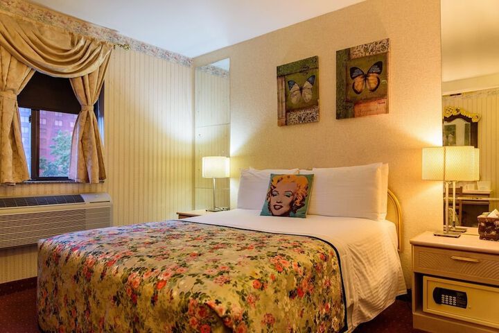 1 Queen Bed (7 of 8)