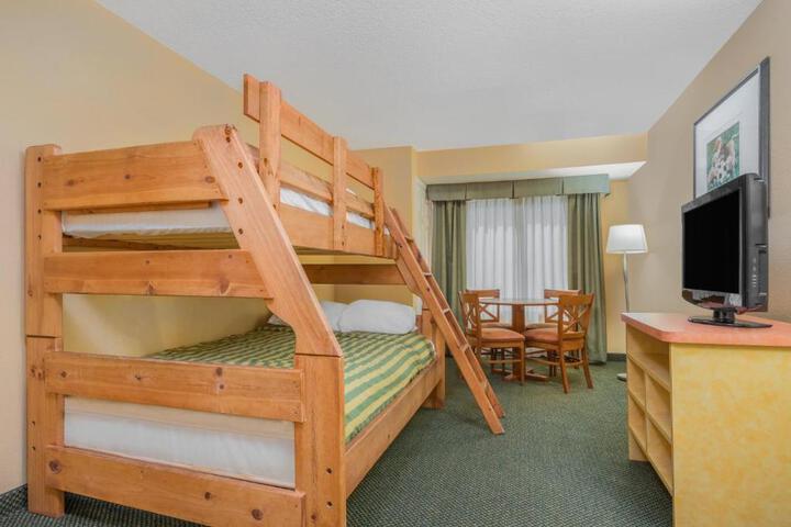 2 Queen Beds (1 of 17)
