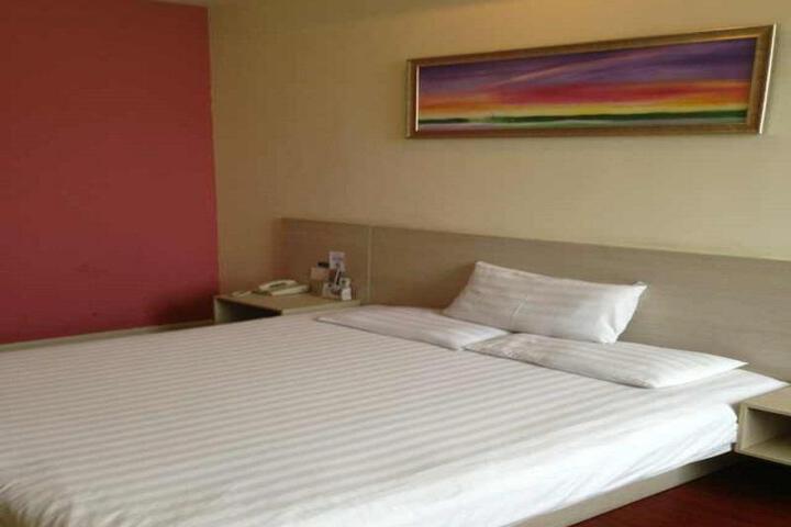 Room 4 of 8