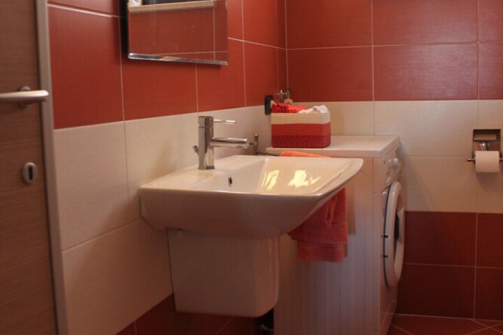 Room 45 of 172