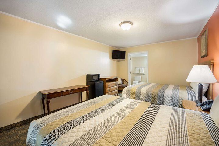 2 Queen Beds (9 of 13)