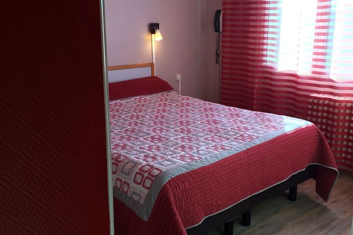 Room 4 of 16