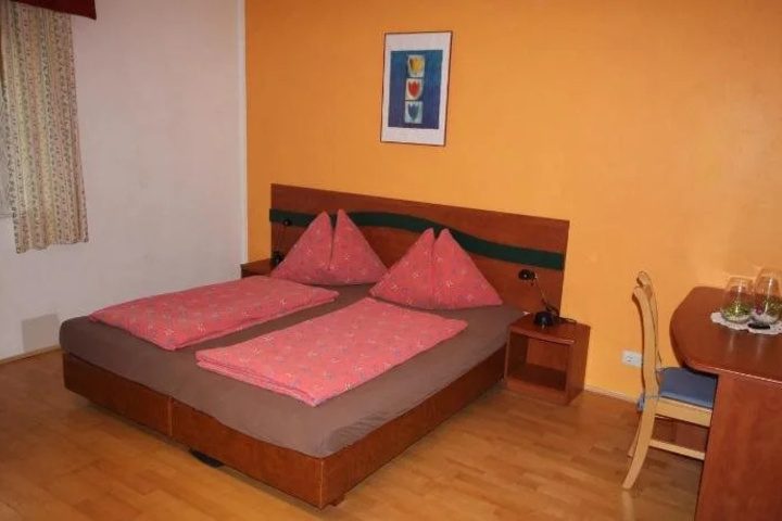 Room 6 of 16