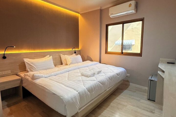 Room 11 of 28