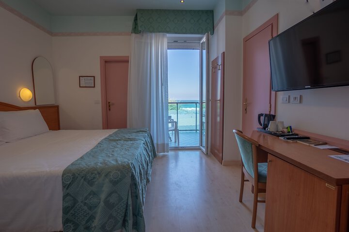 Room 15 of 40