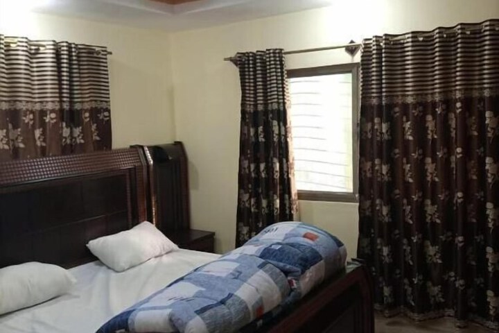 Room 4 of 9