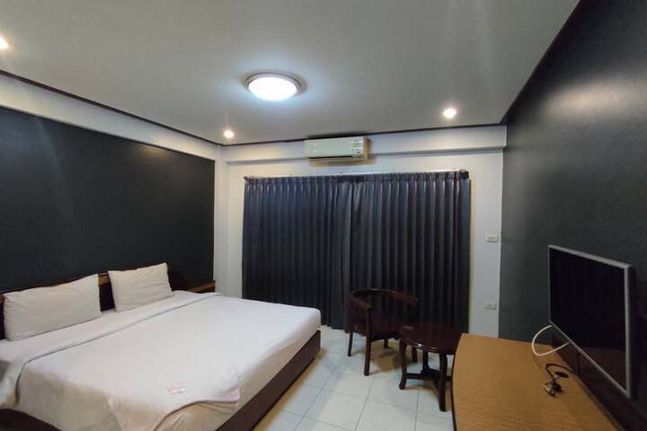 Room 8 of 10