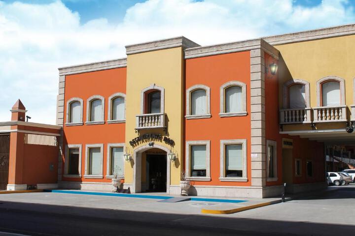 Exterior of Hotel Plaza las Quintas